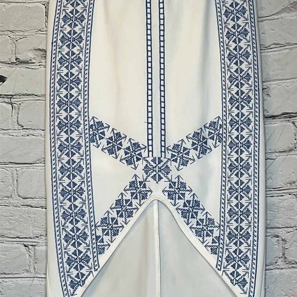 Lulumari Blue & White Pencil Embroidered Skirt Size Small Excellent Condition